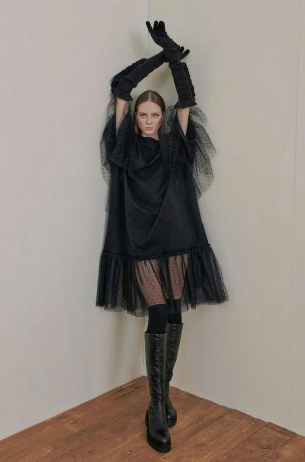 Red Valentino Fall 2021 Ready-to-Wear. Page 33